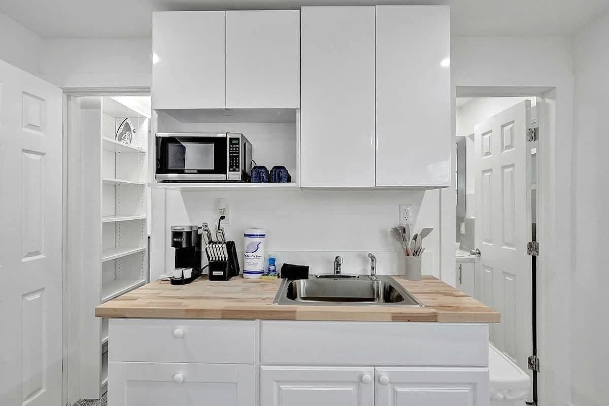 Coffee/tea maker, fridge, microwave, stovetop