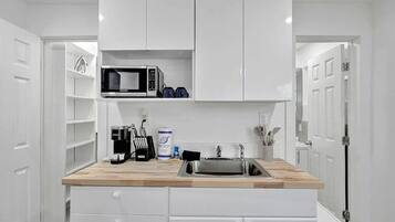 Coffee/tea maker, fridge, microwave, stovetop