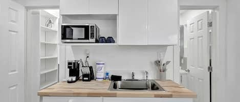 Cafetière/bouilloire, réfrigérateur, micro-ondes, plaque de cuisson