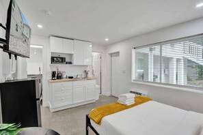 Iron/ironing board, travel cot, free WiFi - Coastal Charm: Studio Retreat near Pompano Beach (Pompano Beach)