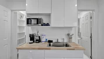 Réfrigérateur, micro-ondes, plaque de cuisson, cafetière/bouilloire