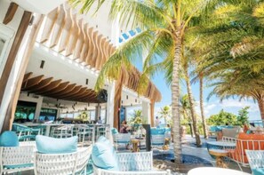 Outdoor dining - Coastal Charm: Studio Retreat near Pompano Beach (Pompano Beach)