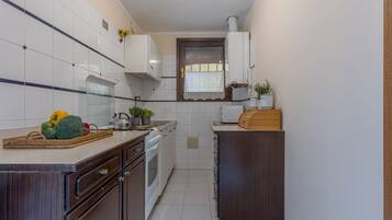 Frigorífico, horno, placa de cocina y utensilios de cocina