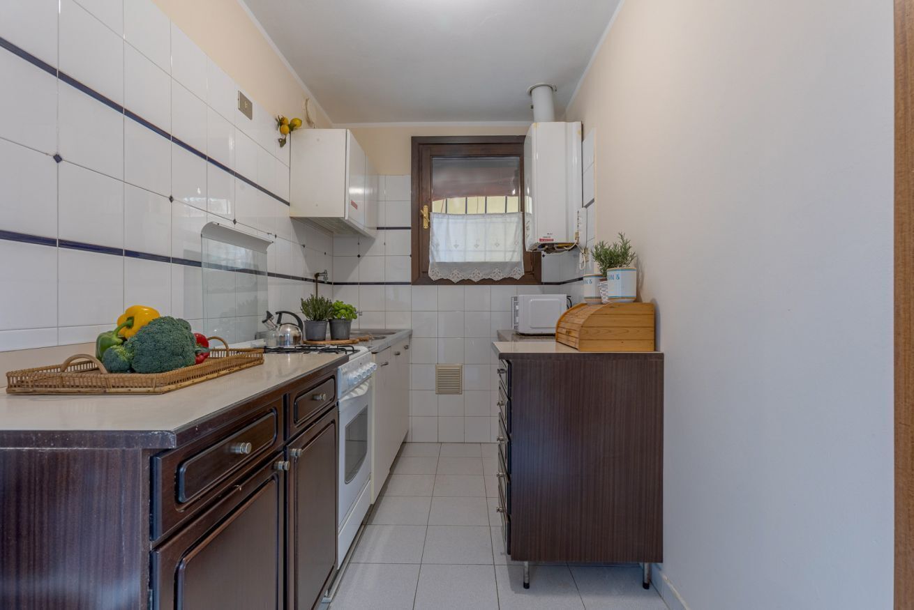 Fridge, oven, stovetop, cookware/dishes/utensils
