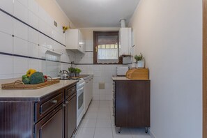 Kühlschrank, Ofen, Herdplatte, Kochgeschirr/Geschirr/Besteck