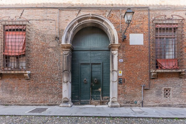Exterior detail - San Gregorio Magno Apartment (Ferrara)