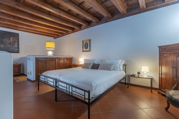 Tabla de planchar con plancha, wifi, ropa de cama