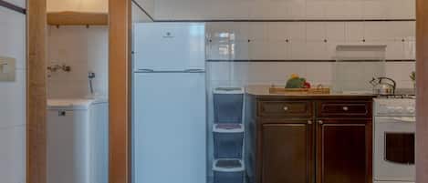 Fridge, oven, stovetop, cookware/dishes/utensils