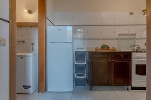 冷蔵庫、オーブン、コンロ、調理器具と食器