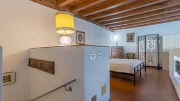 Tabla de planchar con plancha, wifi, ropa de cama