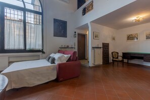 Tabla de planchar con plancha, wifi y ropa de cama 