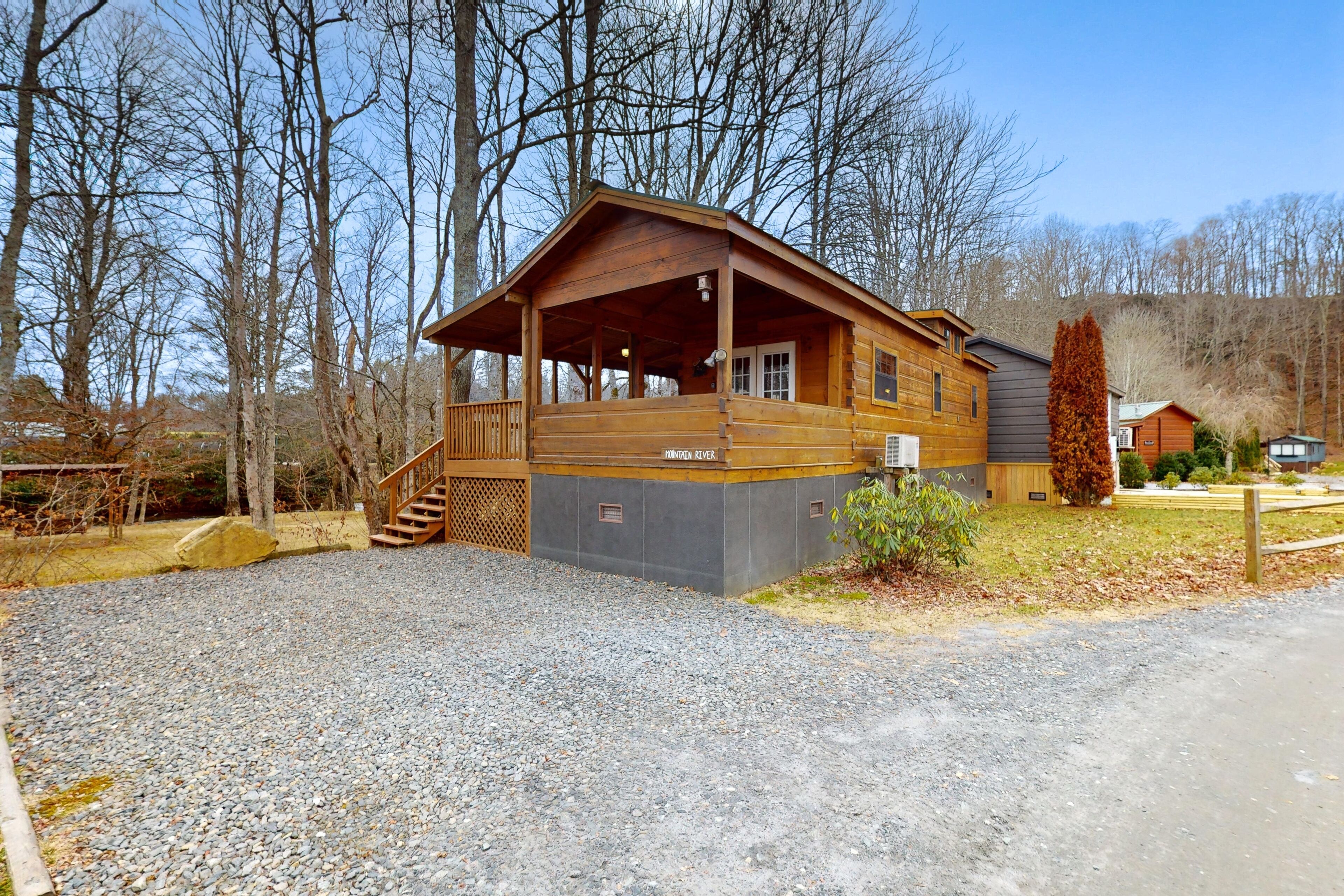 Dog-friendly cabin with hot tub, near Linville Falls & Blue Ridge Parkway