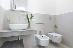 Douche, sèche-cheveux, bidet