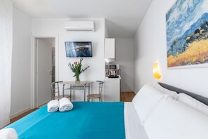 Tabla de planchar con plancha, wifi y ropa de cama