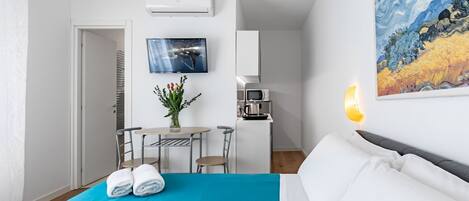 Iron/ironing board, WiFi, bed sheets