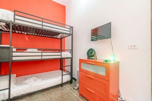 2 slaapkamers, een strijkplank/strijkijzer, wifi, beddengoed