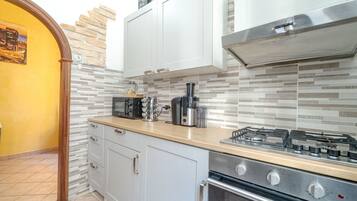 KĂŒhlschrank, Mikrowelle, Ofen, Herdplatte