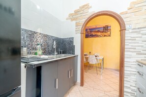 Fridge, microwave, oven, stovetop - Genoa La Fortuna Roomy Apt x4 & Panoramic Balcony (Genova)