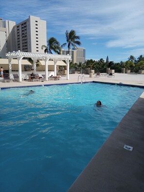 Pool - Cozy studio condo in wonderful Honolulu with WiFi, fitness room (Honolulu)