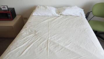 1 dormitorio, tabla de planchar con plancha, wifi gratis y ropa de cama