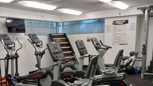 A gym with multiple treadmills, ellipticals, and a bench. - Cozy studio condo in wonderful Honolulu with WiFi, fitness room (Honolulu)