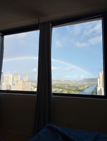 Cozy studio condo in wonderful Honolulu with WiFi, fitness room