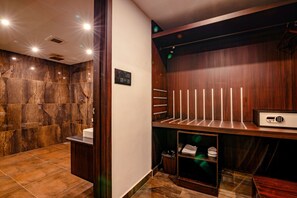 Suite, 1 King Bed, Smoking, Pool View | Bathroom