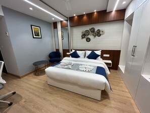 Premium Room | 1 bedroom, Egyptian cotton sheets, premium bedding, laptop workspace - Hotel The Landmark (Chhatarpur)