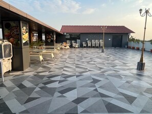 Terrace/patio - Hotel The Landmark (Chhatarpur)