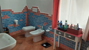 Chuveiro, secador de cabelo, bidê