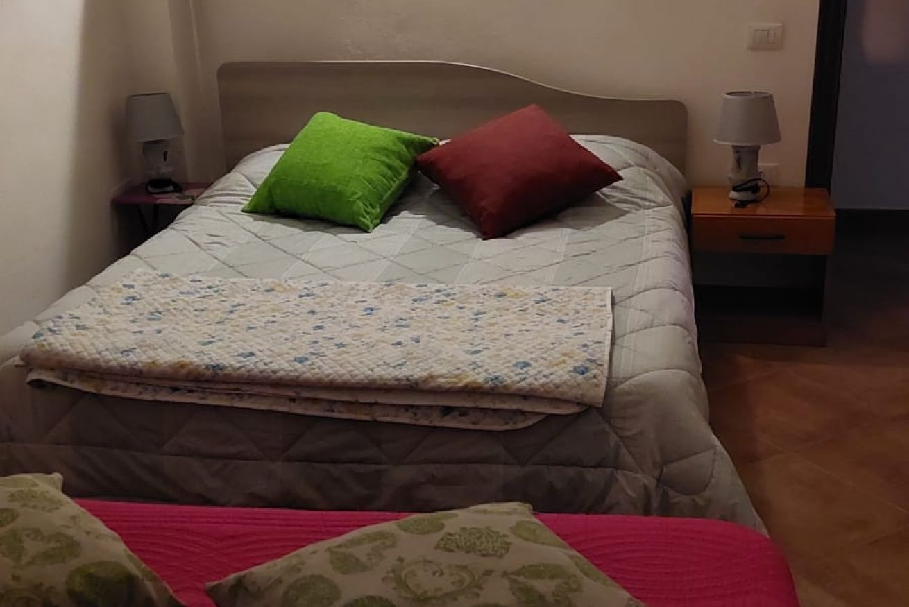 1 bedroom, bed sheets