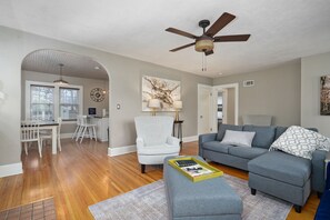 Smart TV, foosball, books - 2 Living Areas & Kids' BunkRoom (Springfield)