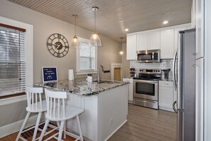 Fridge, microwave, oven, stovetop - 2 Living Areas & Kids' BunkRoom (Springfield)