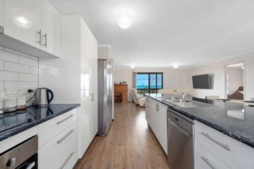 Escape to Paradise - Beach views 5bedrooms, 2 Kitchens, 2 Living, 2 Bathrooms