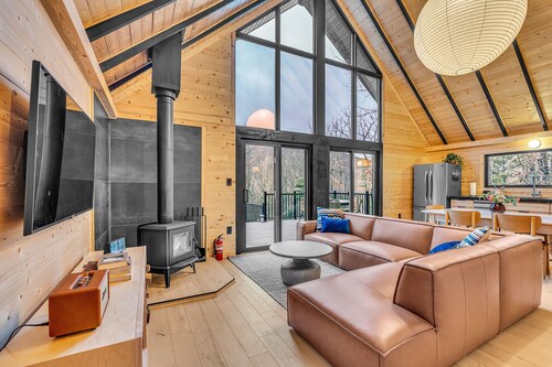 Dreamtime Hillside Cabin w/ hot tub, fire pit, expansive deck