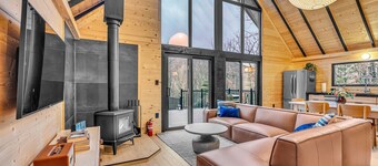 Dreamtime Hillside Cabin w/ hot tub, fire pit, expansive deck