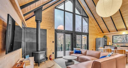 Dreamtime Hillside Cabin w/ hot tub, fire pit, expansive deck