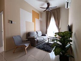 Design Apartment, 2 Bedrooms, City View | Living area