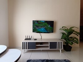 Design Apartment, 2 Bedrooms, City View | Living area