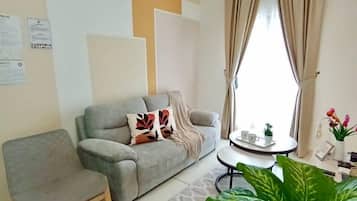 Design Apartment, 2 Bedrooms, City View | Living area