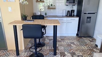 Estudio exclusivo, vistas al jardín | Cocina privada | Frigorífico grande, placa de cocina y cafetera o tetera