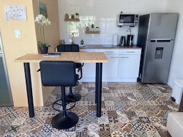 Refrigerador con freezer, placa de cocina, cafetera/tetera