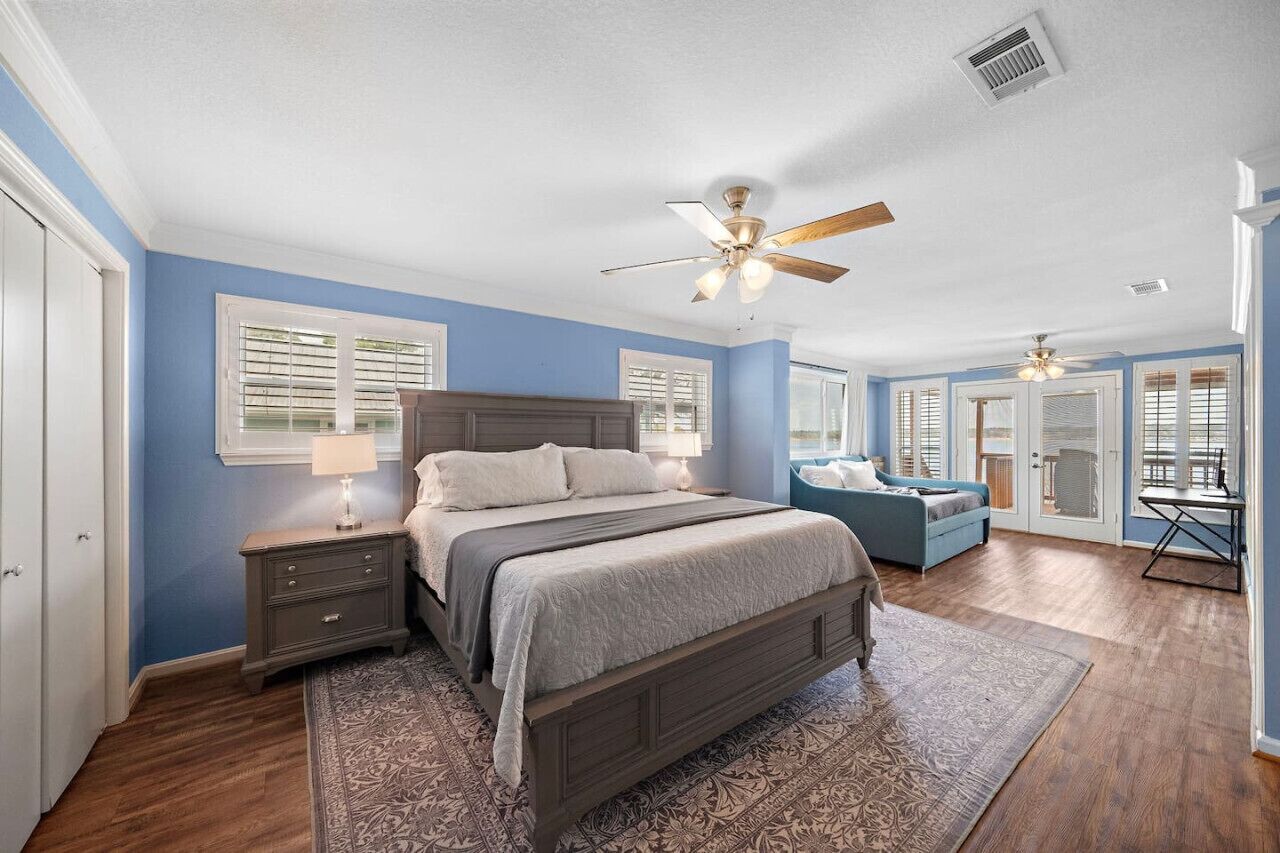 4 bedrooms, desk, iron/ironing board, travel crib