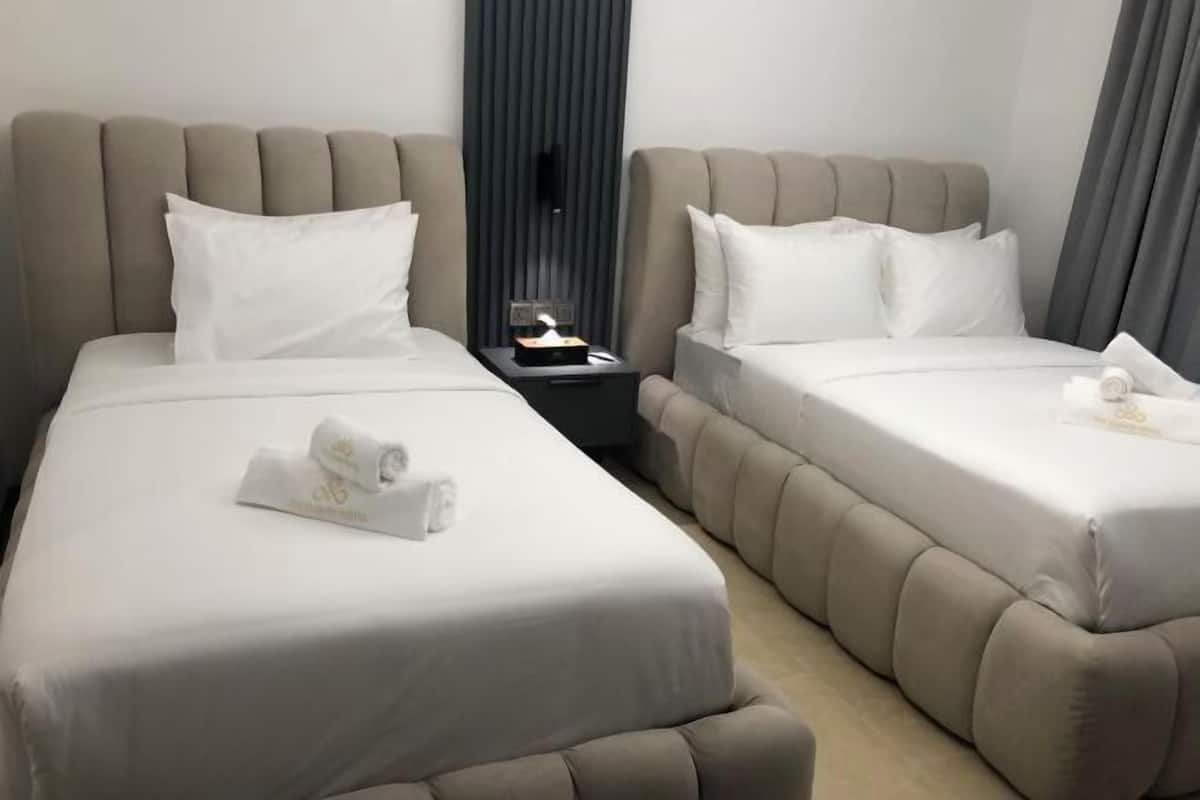 2 slaapkamers, luxe beddengoed, donzen dekbedden, een bureau