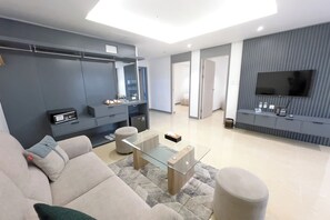 ห้องสวีท | เครื่องนอนระดับพรีเมียม, ผ้านวมขนเป็ด, โต๊ะทำงาน, ห้องเก็บเสียง