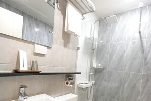 ห้องดีลักซ์ทวิน | ห้องน้ำ | ฝักบัว, เรนชาวเวอร์, ของใช้ในห้องน้ำฟรี, รองเท้าสวมภายในห้อง