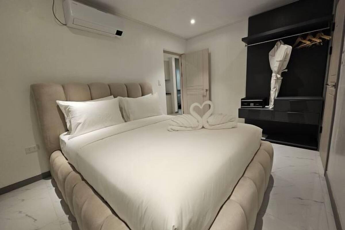 2 slaapkamers, luxe beddengoed, donzen dekbedden, een bureau