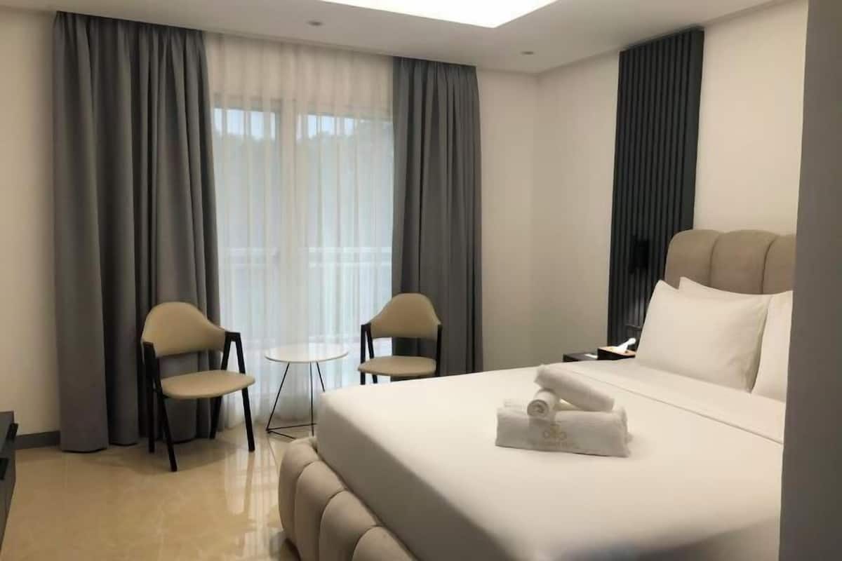 2 slaapkamers, luxe beddengoed, donzen dekbedden, een bureau