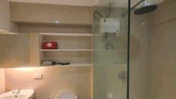 Premier Apartment, City View | Bathroom | Shower, free toiletries, hair dryer, slippers