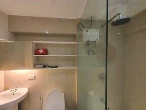 Premier Apartment, City View | Bathroom | Shower, free toiletries, hair dryer, slippers - Fort Victoria (Taguig)
